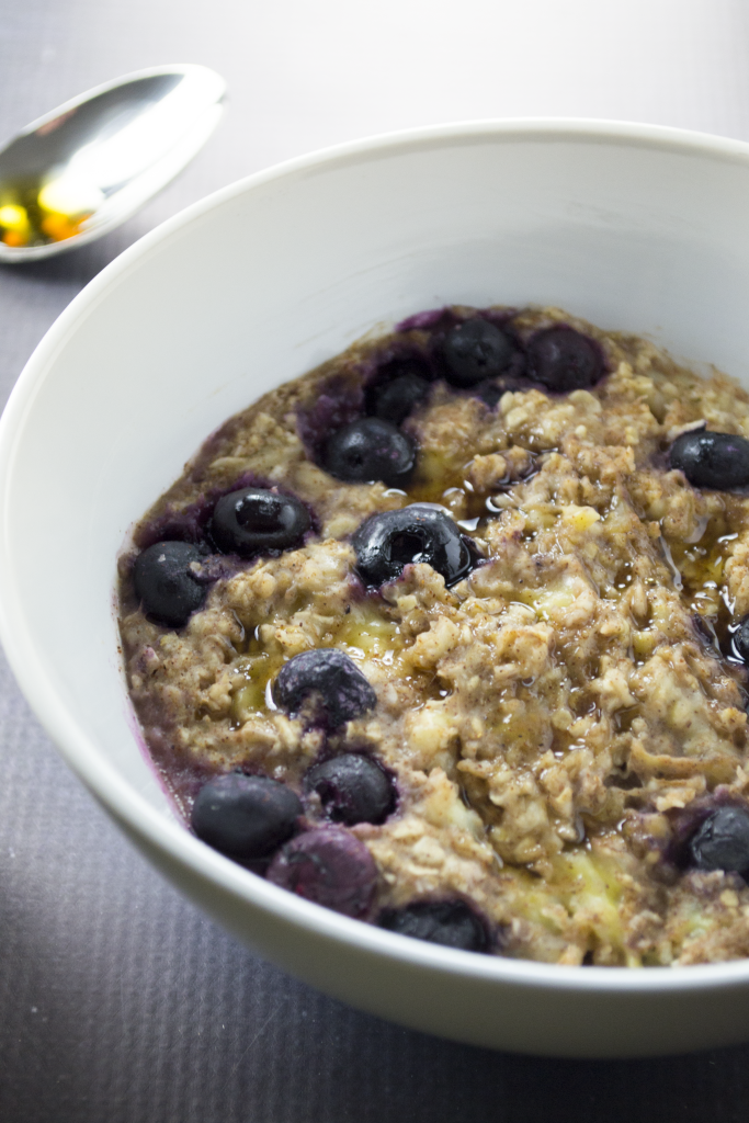 Perfect for a quick morning meal. Make this delicious blueberry banana oatmeal to get your day started off on the right foot. Pst...it uses the power of the microwave. - OCD Kitchen