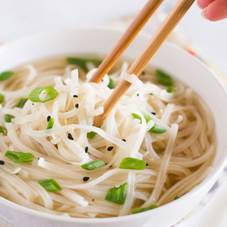 Love instant soups but hate the ingredients list? This DIY instant spring onion noodle soup will bridge the gap between what your brain desires and what your body will thank you for. - OCD Kitchen